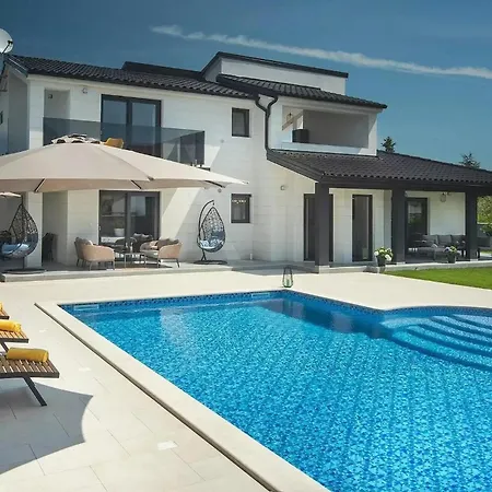 Modern D&v Near The Beaches And Arena By Istrabook Vila Pula