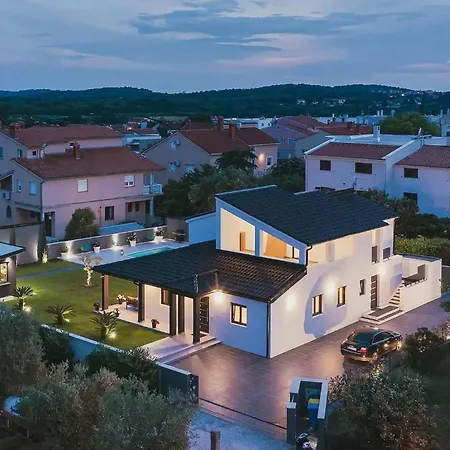 Vila Modern D&v Near The Beaches And Arena By Istrabook *